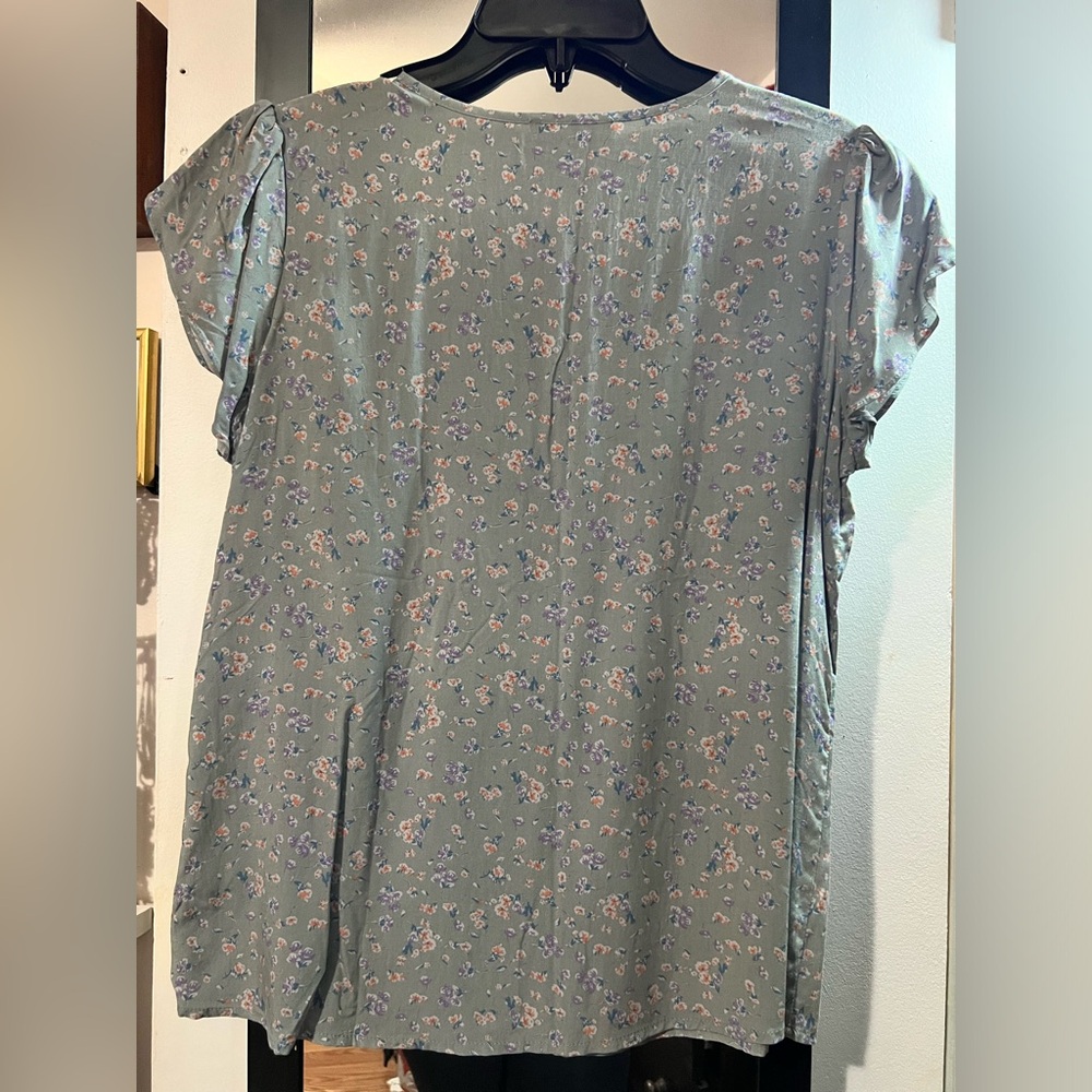 BLOUSE. Short flutter sleeved blouse. Size small. - Picture 2 of 3